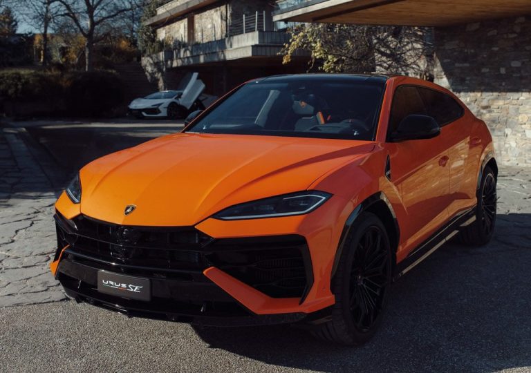 Lamborghini Urus Se Motor G C Oto Kokpit