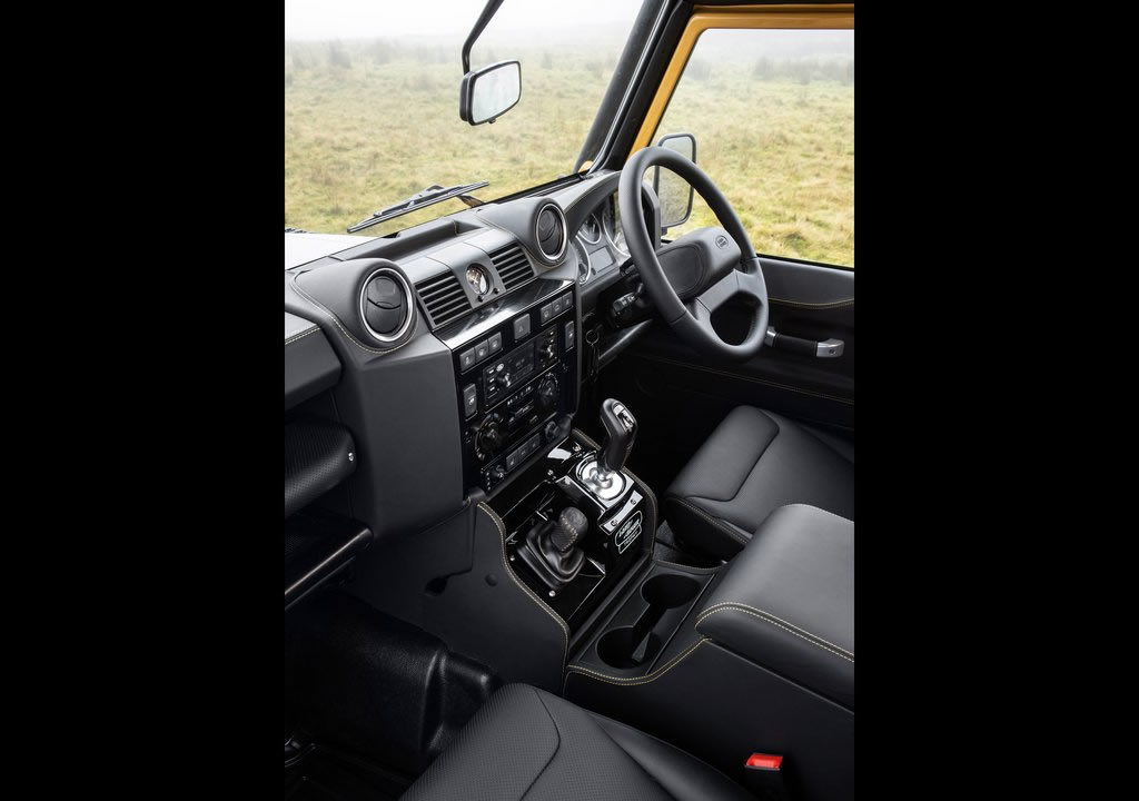 2021 Land Rover Defender Works V8 Trophy Kokpiti