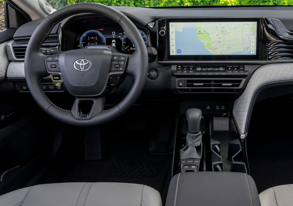 2025 Yeni Toyota Camry Hybrid Kokpiti