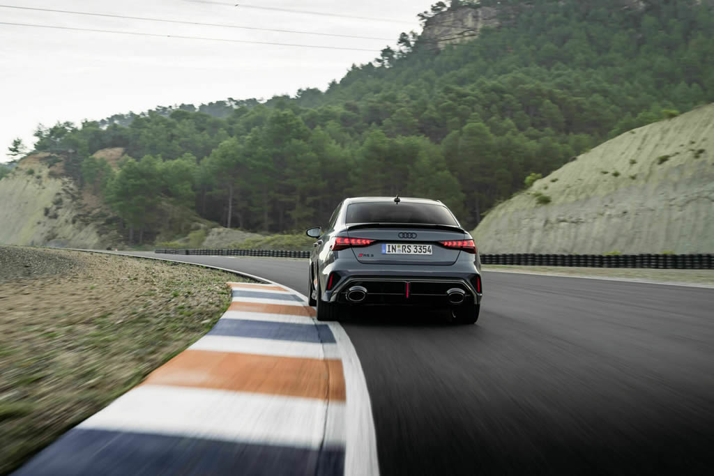2025 Yeni Audi RS3 Sedan Özellikleri